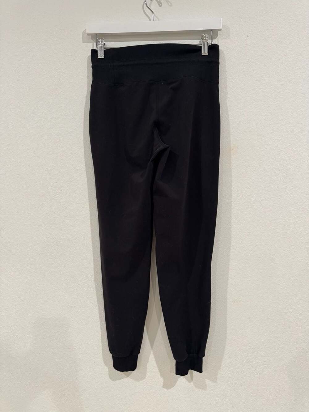 Vuori black high-waisted performance joggers with ribbed waistband and cuffs - Picture 10 of 11